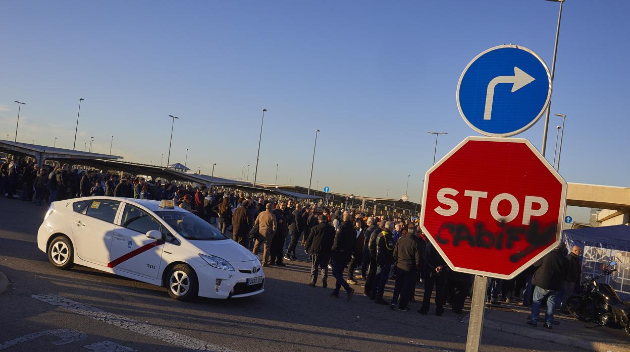 Concentración de taxistas en el aeropuerto Adolfo Suárez Madrid-Barajas