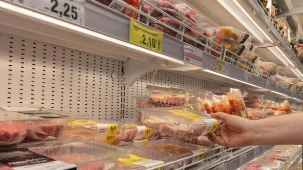 Los ganaderos denuncian a supermercados DIA «por hundir el precio del pollo»