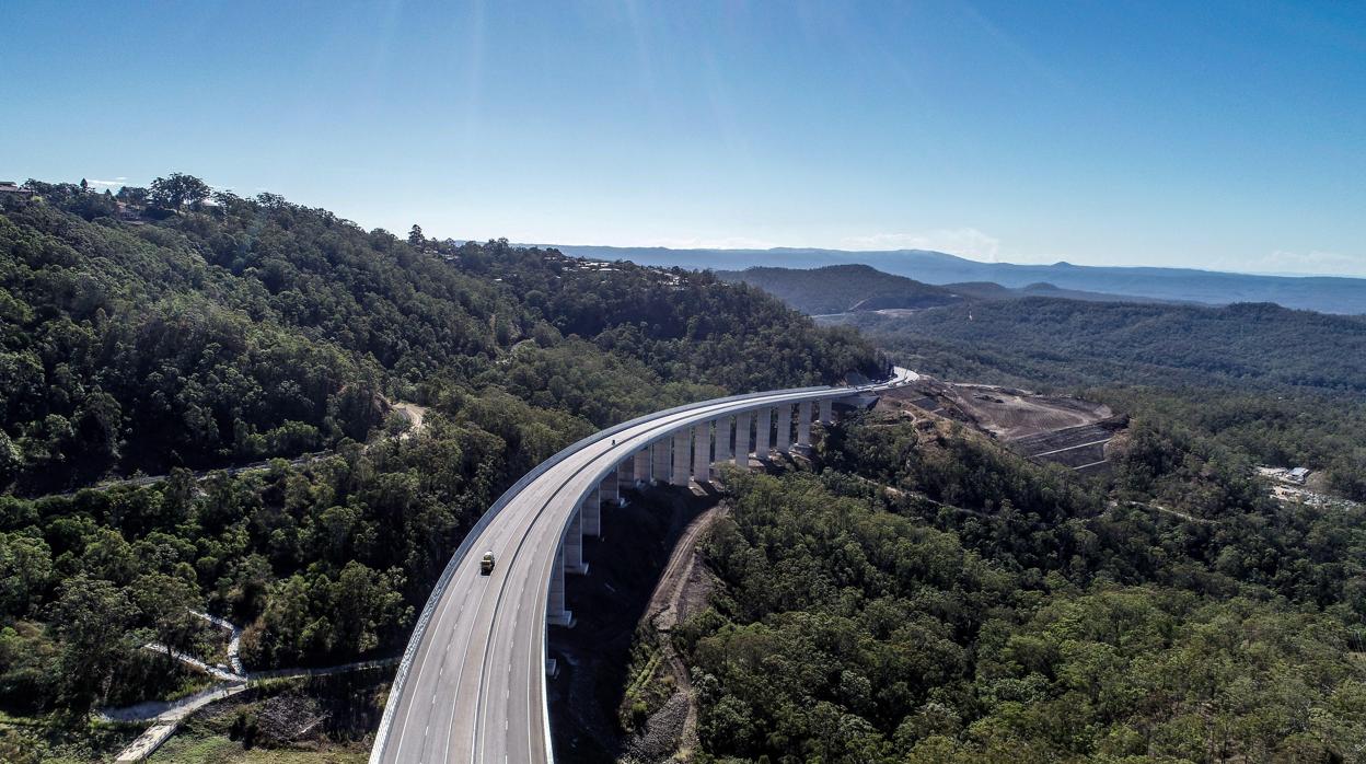 Destaca especialmente el desempeño en la dimensión ambiental, donde Ferrovial obtiene la más alta puntuación de su sector