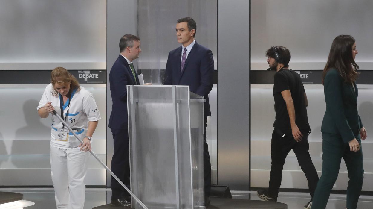 Pedro Sánchez, momentos antes de empezar el debate de televisión el pasado lunes por la noche