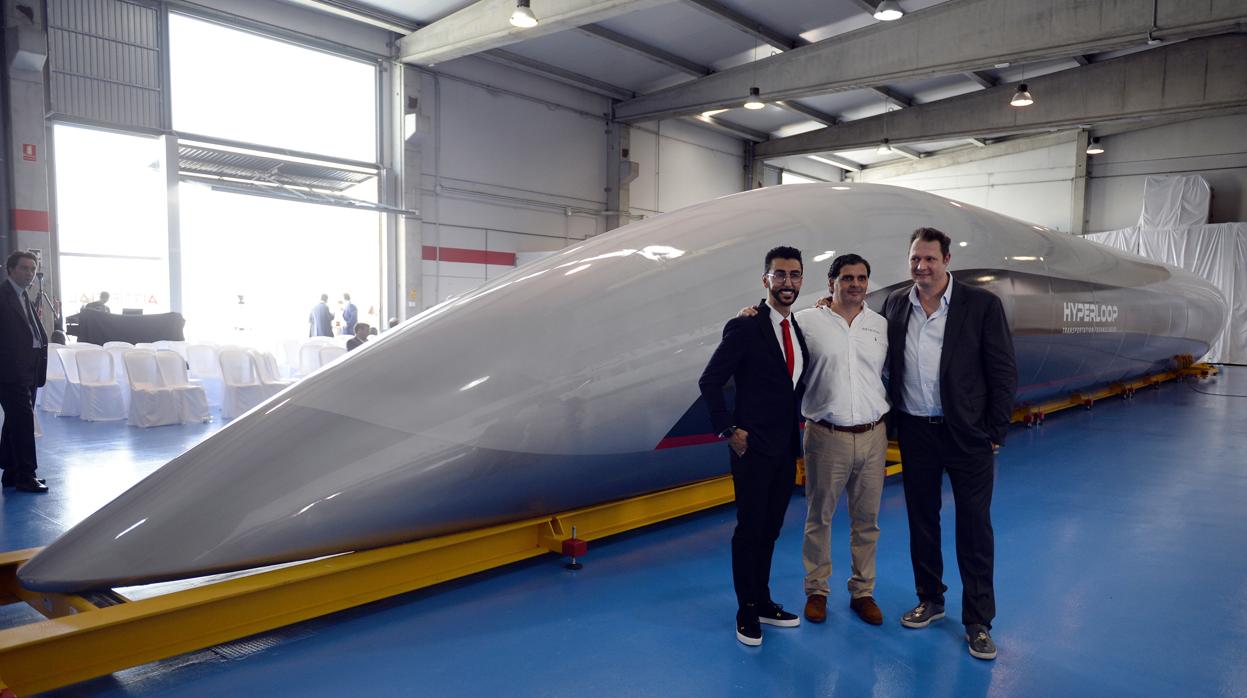 Rafael Contreras (centro) con responsables de Hyperloop