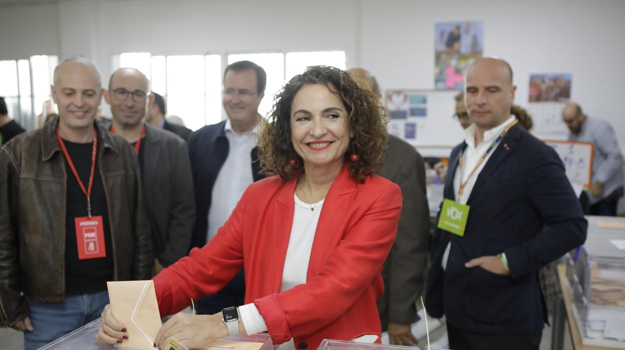 La ministra de Hacienda, María Jesús Montero, votando el pasado domingo en Sevilla