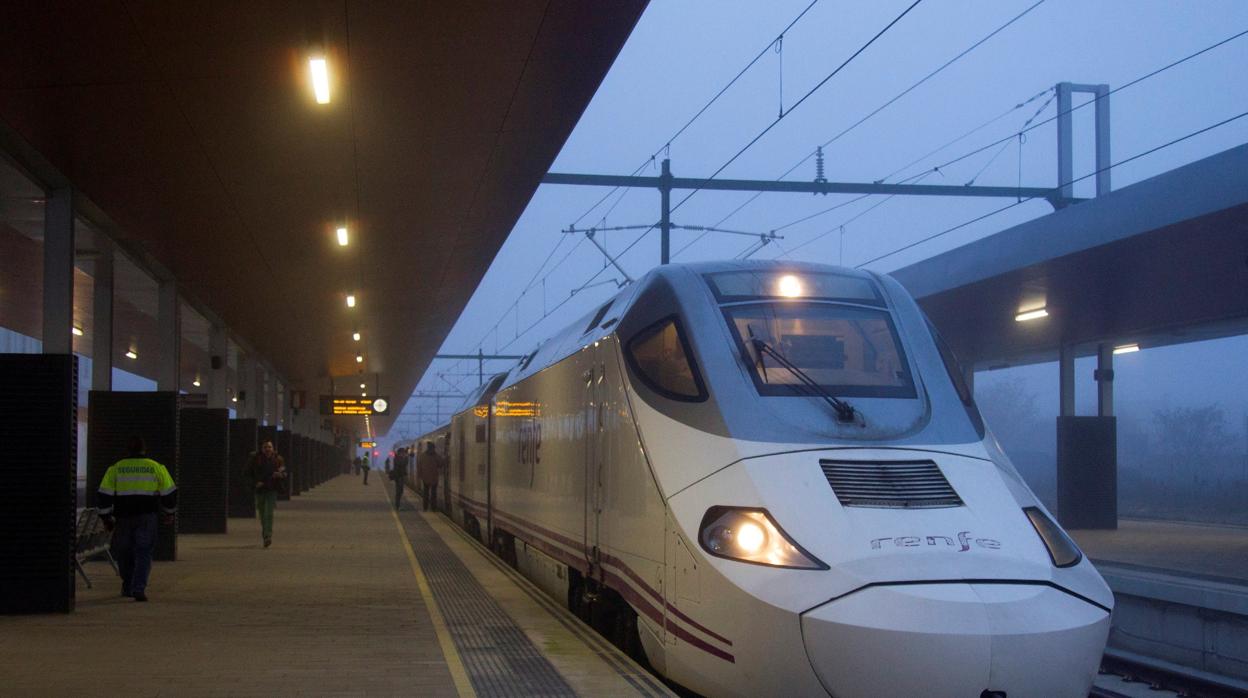 Renfe abrirá sus talleres a las empresas que compitan con la compañía pública por el AVE