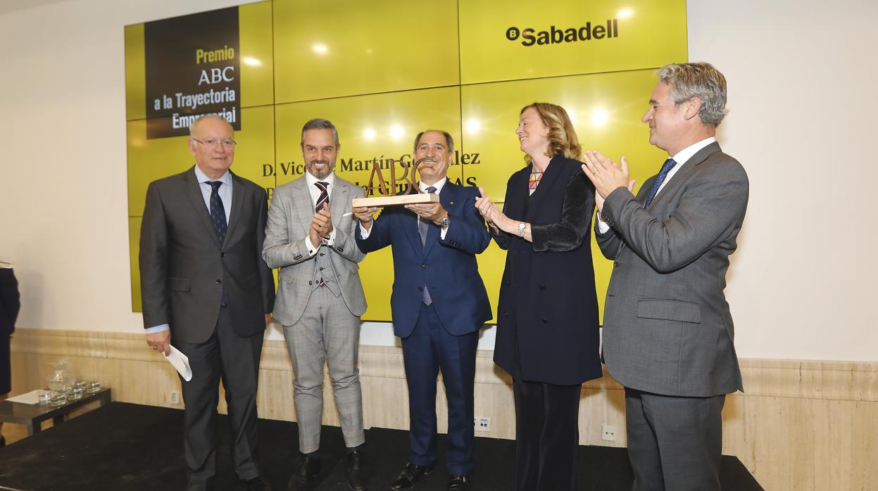 Vicente Martín, presidente de Grupo MAS, tras recoger el Premio, junto a Álvaro Ybarra, Juan Bravo, Catalina Luca de Tena y Agustín Rodríguez