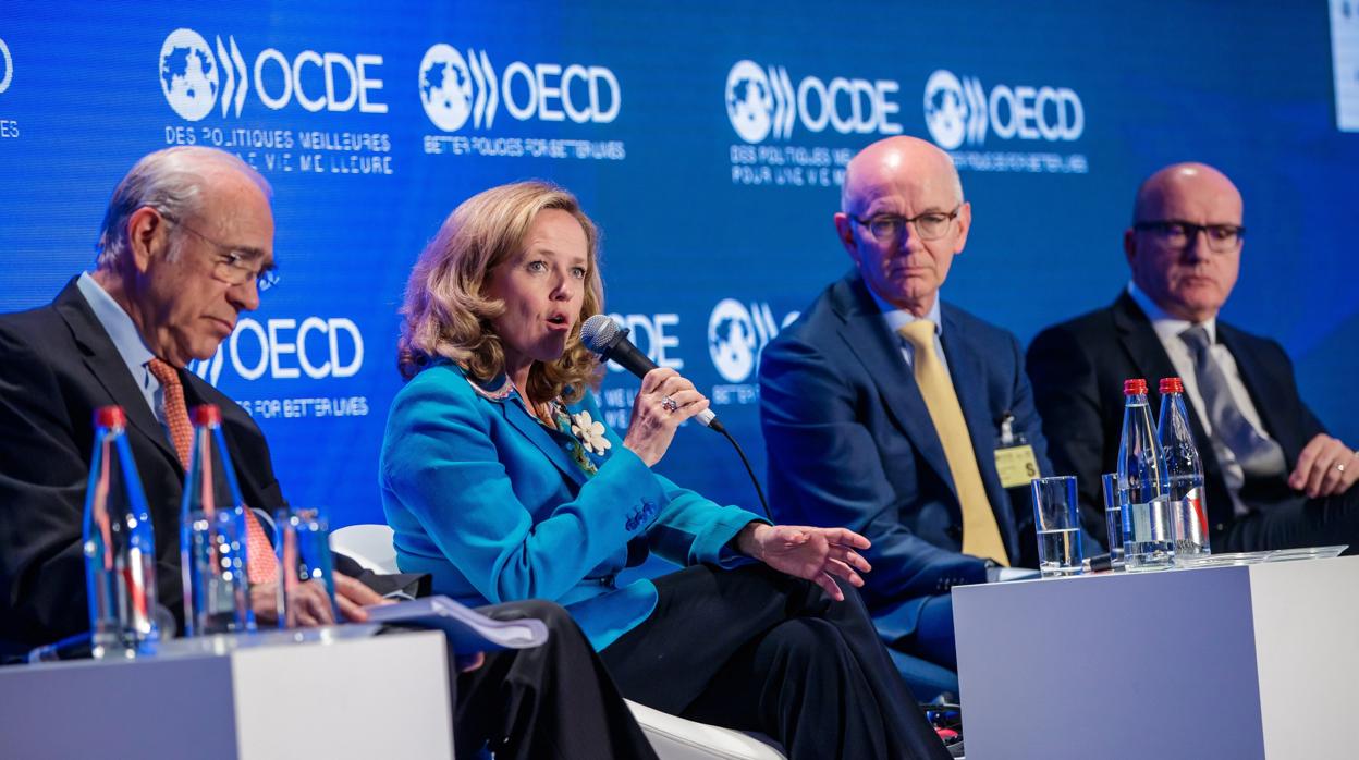 El secretario general de la Organización para la Cooperación y el Desarrollo Económico (OCDE), Ángel Gurría (izda), la ministra de Economía nadia Calviño (centro), el consejero delegado de Telefónica, Ángel Vila (d), y el CEO de Ramstad, Jacques van den Broek