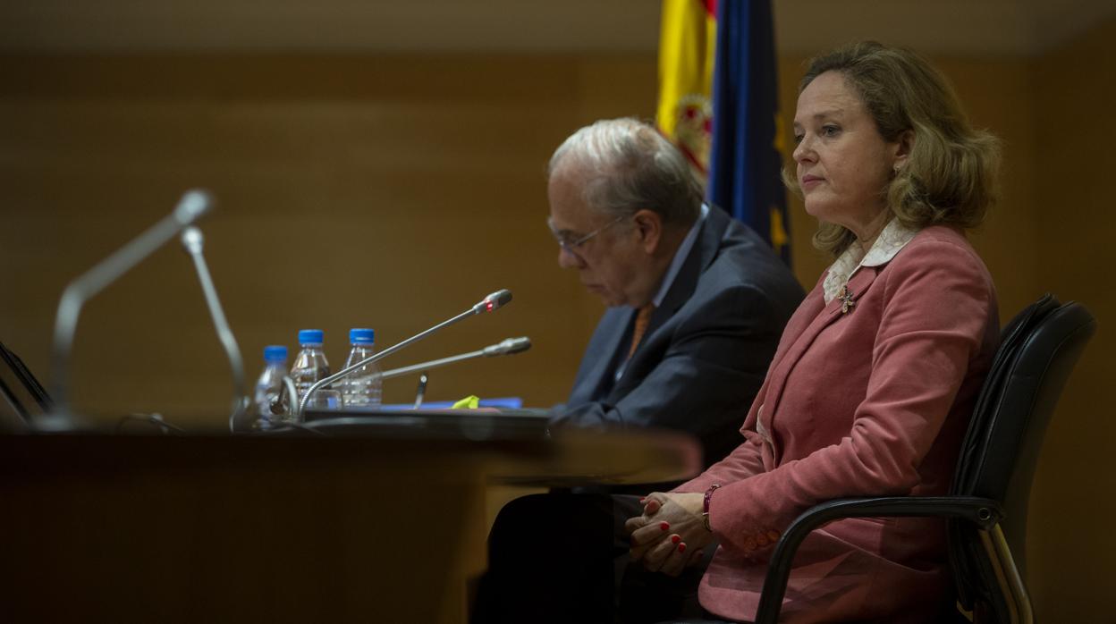 La ministra de Economía en funciones, Nadia Calviño, junto al secretario general de la OCDE, Ángel Gurría