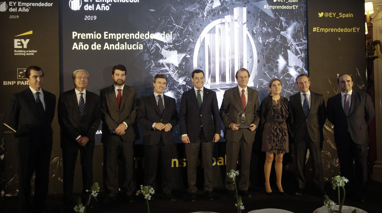 Ignacio Osborne sostiene el premio junto al presidente andaluz, los consejeros de Economía y Empleo y los organziadores del encuentro