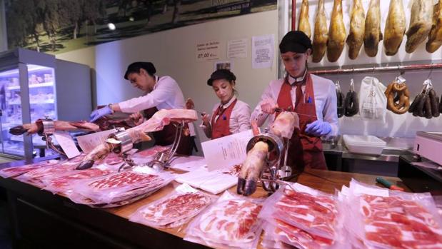 Los colores del etiquetado y la forma de la pata, las pistas que identifican un buen jamón ibérico