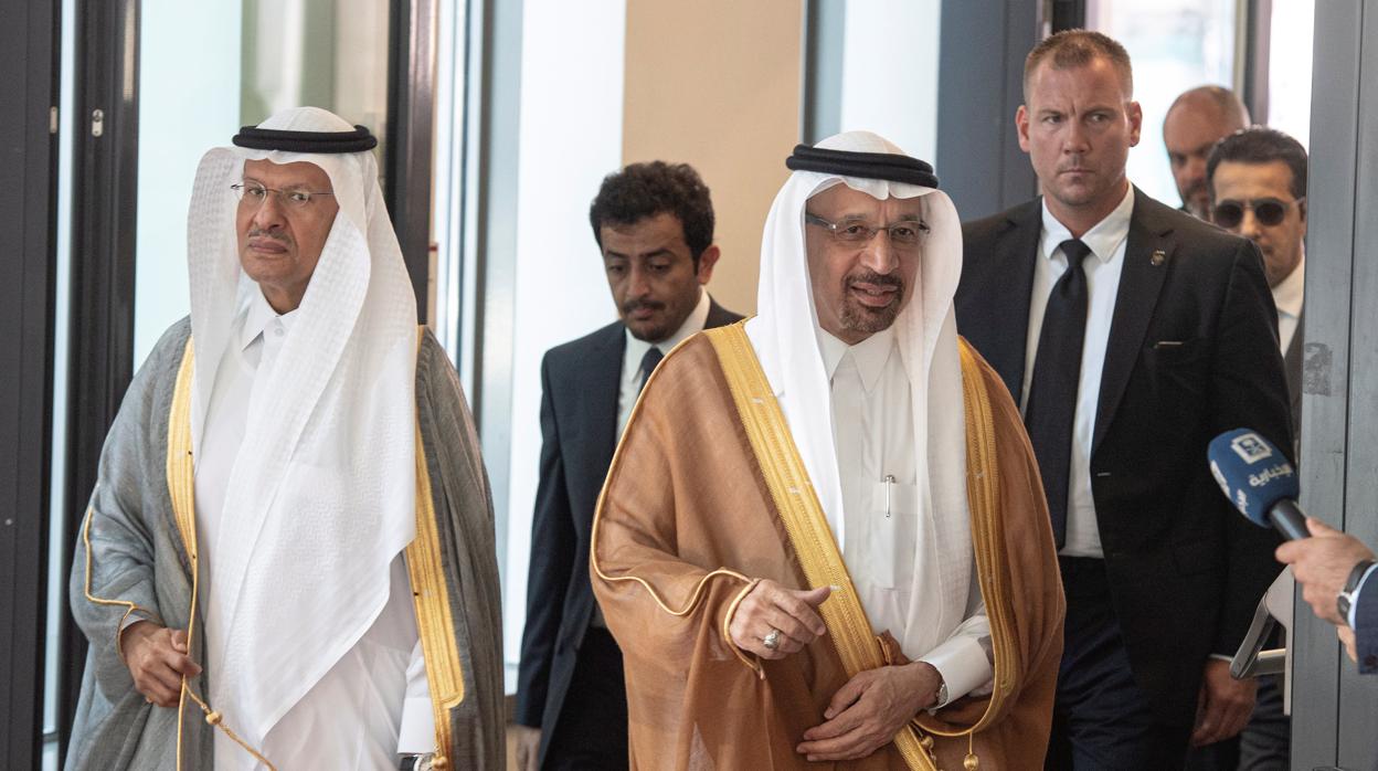 El ministro de Energía saudí, Jaled al Faleh (derecha), a su llegada a una reunión de la Organización de Países Exportadores de Petróleo (OPEP), en Viena (Austria)