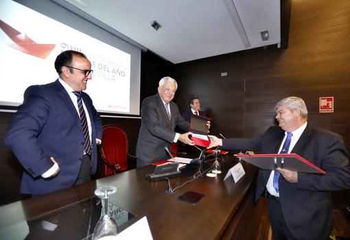 Francisco Hererro entrega el Premio a José Manuel Gómez Solís, director general de CEN Solutions