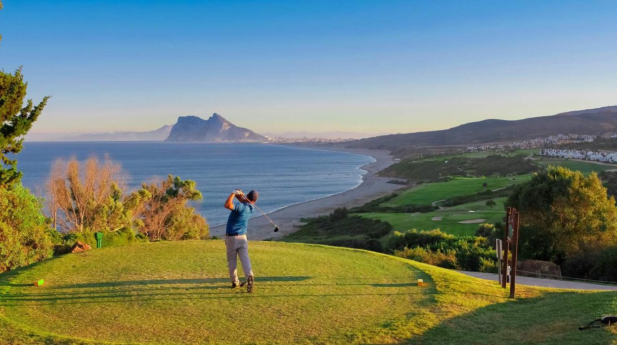 Imagen de uno de los campos de golf de Alcaidesa, con el Peñón de Gibraltar al fondo