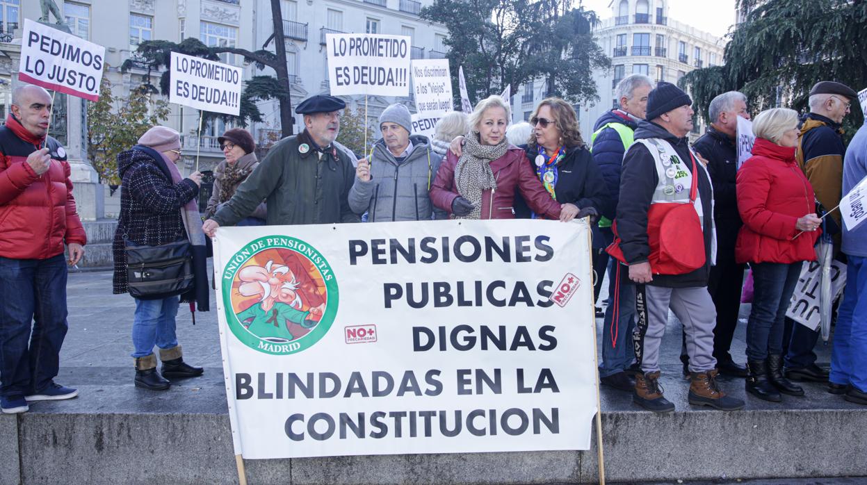 Varios pensionistas movidos por la plataforma de pensionistas indignadxs de Madrid se manifiestan con pancartas en el Congreso de los Diputados, en Madrid (España),