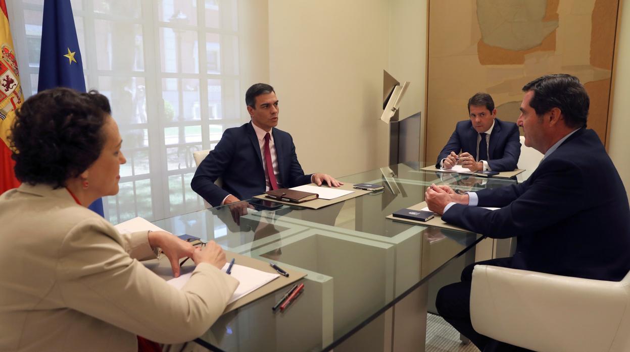 Antonio Garamendi, presidete de CEOE, y Gerardo Cueva, de Cepyme, en una reunión con Pedro Sánchez y la ministra Magdalena Valerio