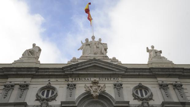 El Supremo falla que los funcionarios puedan realizar trabajos privados, si no cobran un plus específico