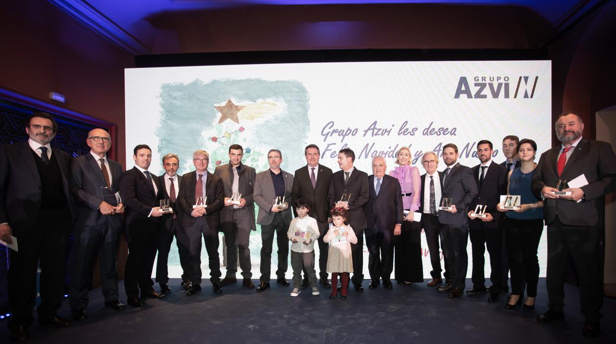 Foto de familia de todos los premiados con el alcalde de Sevilla y el rpesidente de Azvi, Manuel Contreras