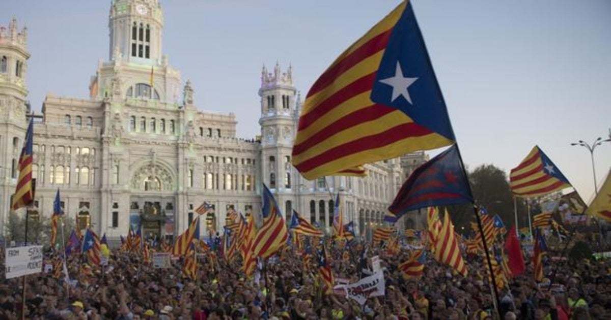 Manifestantes independentistas en la madrileña fuente de Cibeles