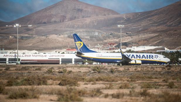 Los sindicatos de tripulantes de cabina y pilotos de Ryanair denuncian ante la Justicia el ERE en Canarias