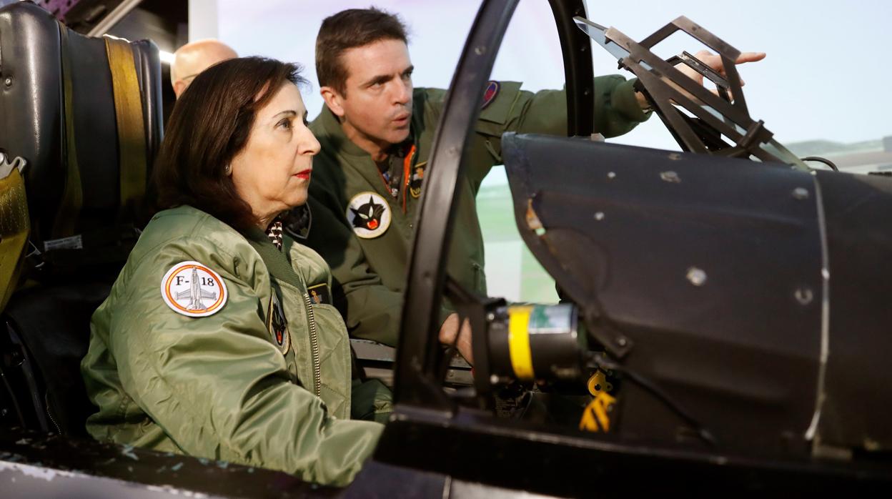 La ministra de Defensa en funciones, Margarita Robles, durante su visita, este jueves, a la Base Aérea de Torrejón de Ardoz