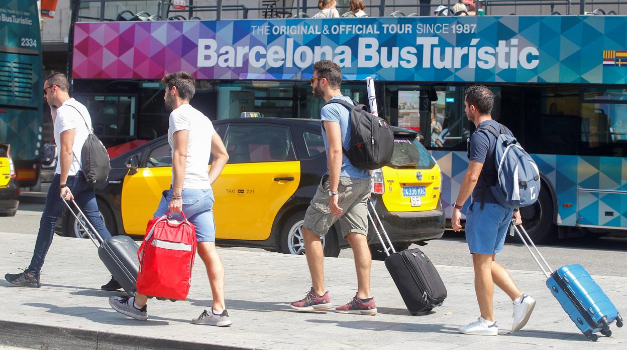 Turistas pasean por Barcelona