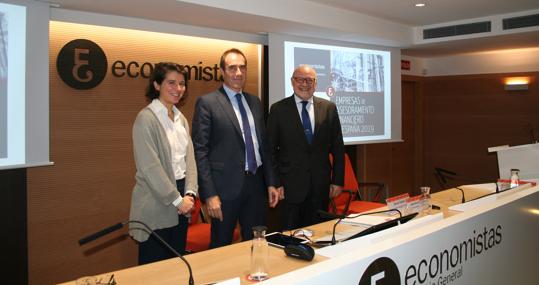 María Eugenia Cadenas, coordinadora de educación financiera del departamento de Estrategia y Relaciones Institucionales de la CNMV; David Gassó, presidente de Economistas Asesores Financieros, y Albert Ricart, miembro de Economistas Asesores Financieros y colaborador del estudio