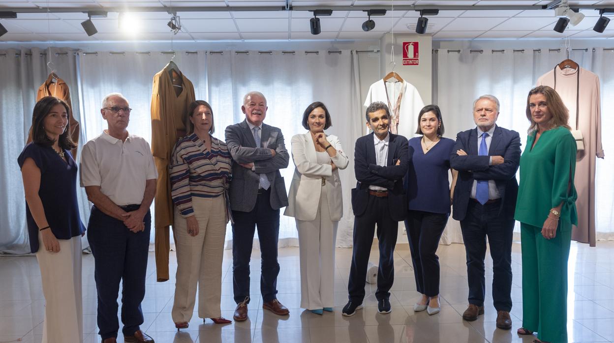 Foto de familia del consejo de administración de Adolfo Domínguez: arta Ríos , José Luis Temes, Agnès Noguera, José Manuel Rubín, Adriana Dominguez, Aldolfo Dominguez, Valeria Dominguez, Luis Caramés y Maite Arenzábal