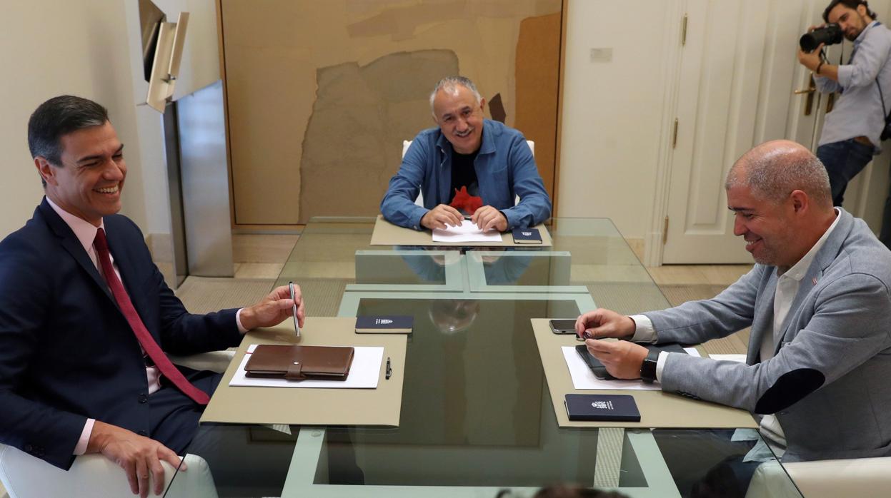 El presidente del Gobierno en funciones, Pedro Sánchez (i), conversa con los secretarios generales, de UGT, Pepe Álvarez (c), y de CC.OO., Unai Sordo (d)