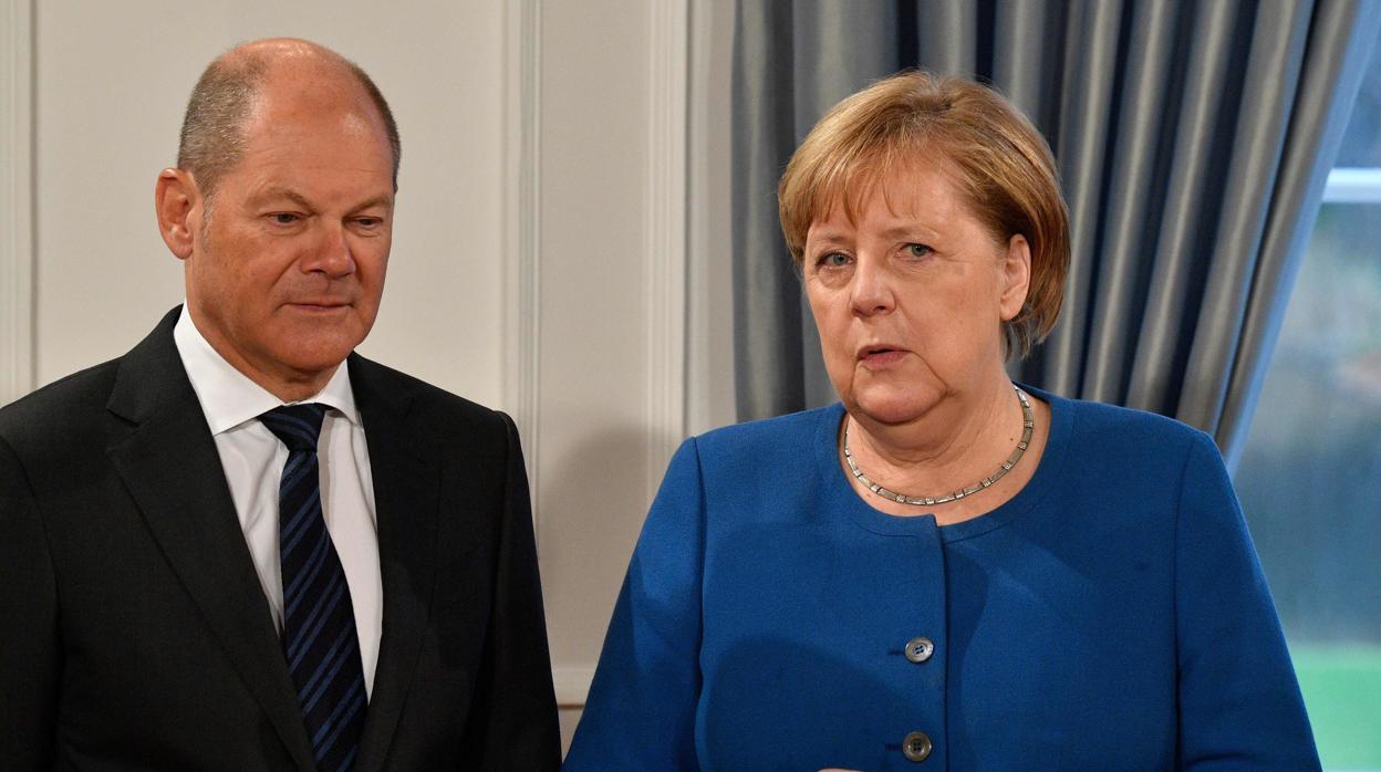 La canciller de Alemania, Angela Merkel (dcha) y el ministro de Finanzas de Alemania, Ola Scholz