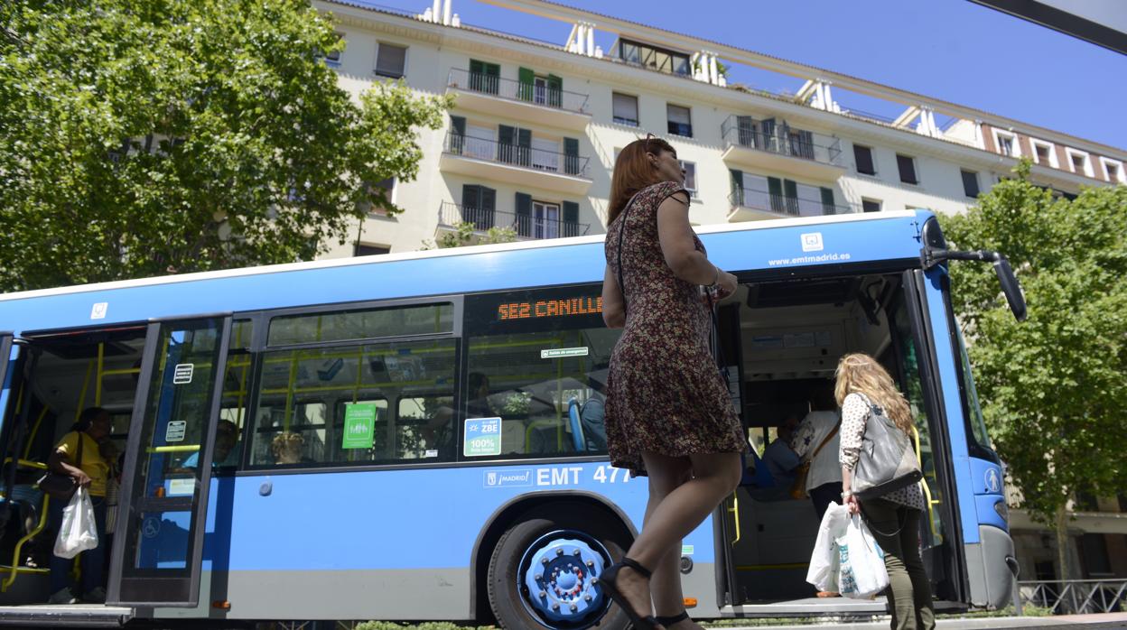 Tiempo y distancia media por trayecto en transporte público en España