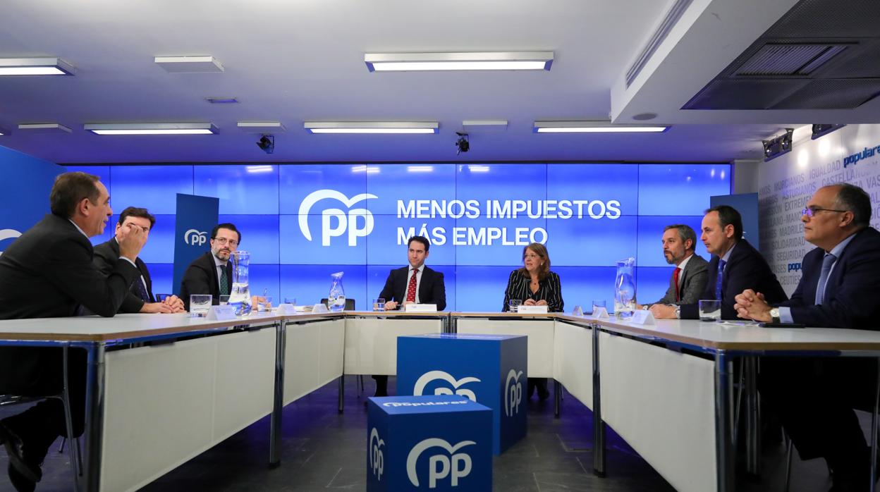 La vicesecretaria general del PP, Elvira Rodríguez, y el secretario general del PP, Teodoro García Egea (a su derecha), durante la reunión de los consejeros de Hacienda del PP, ayer en la sede de Génova