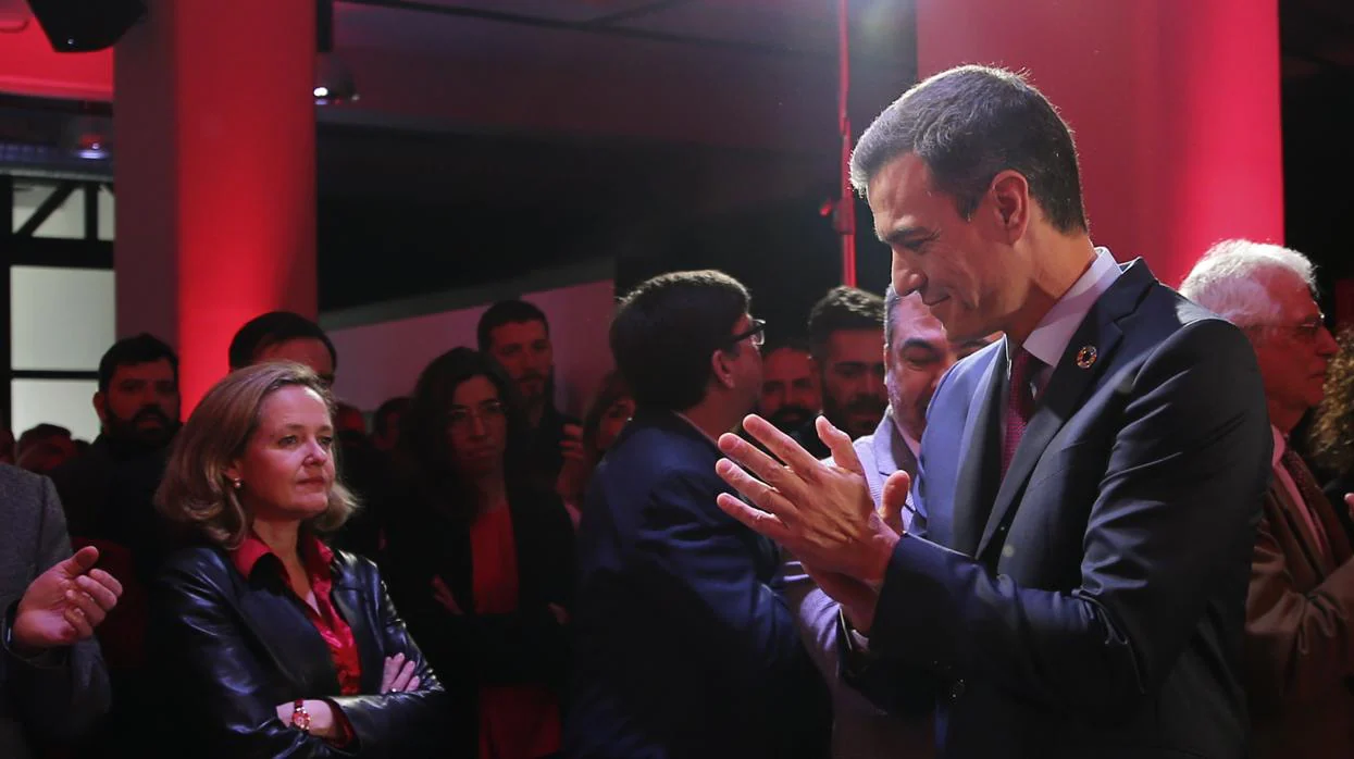 La vicepresidenta económica, Nadia Calviño, junto al presidente del Gobierno, Pedro Sánchez, en la presentación de la campaña del PSOE en 2019