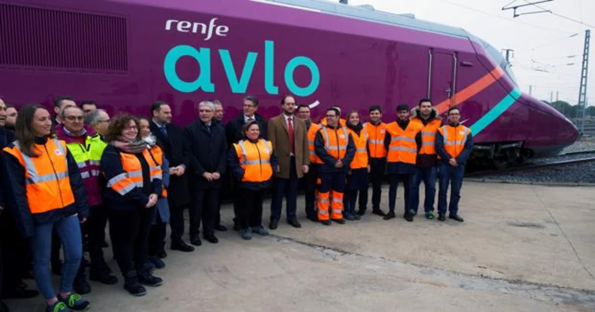 Visita del ministro de Transportes, José Luis Ábalos, durante una visita a los talleres de Renfe Fabricación y Mantenimiento en Villaseca de la Sagra (Toledo)