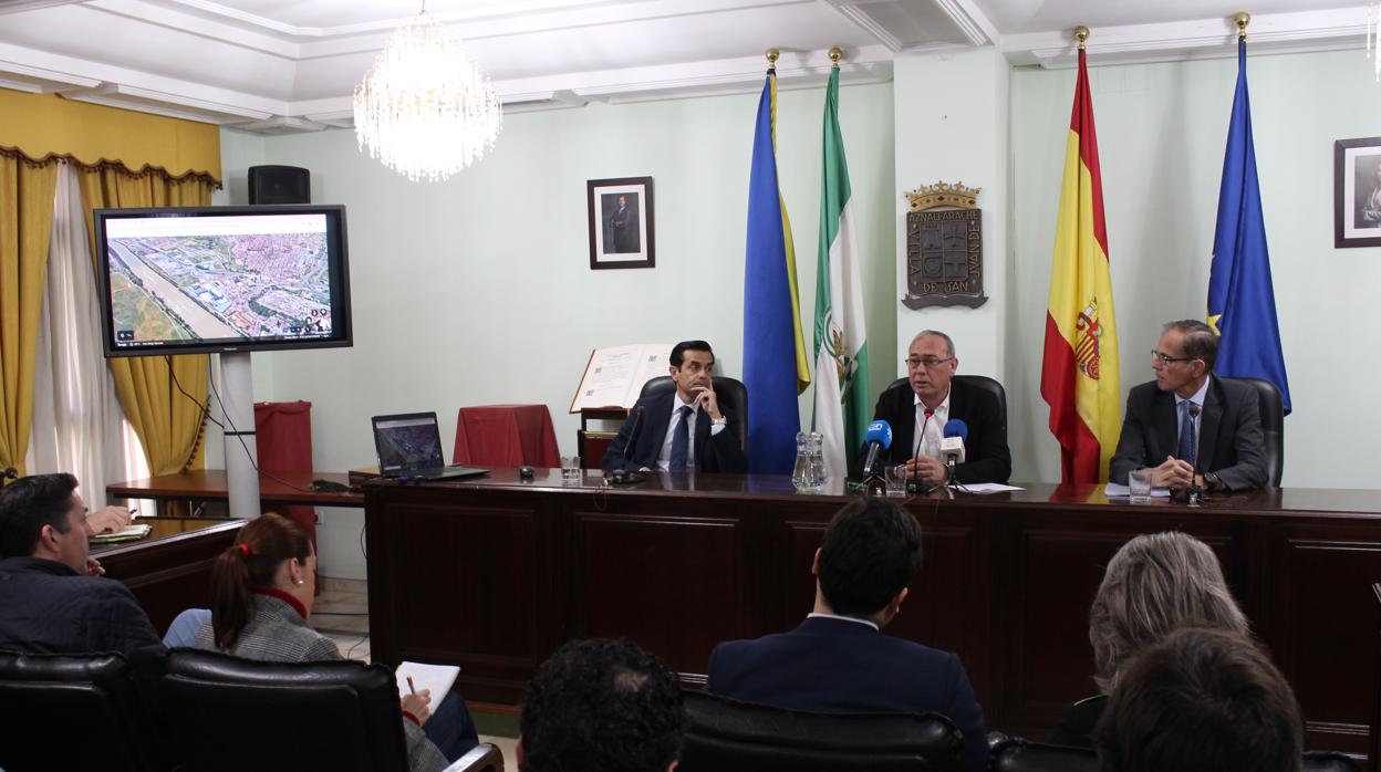 El director general de Herba, Rafael López, estrecha la mano del alcalde de San Juan de Aznalfarache, Fernando Zamora, en presencia del director general de Ebro Puleva, Pablo Albendea, en el salón de Plenos del Ayunmtameinto