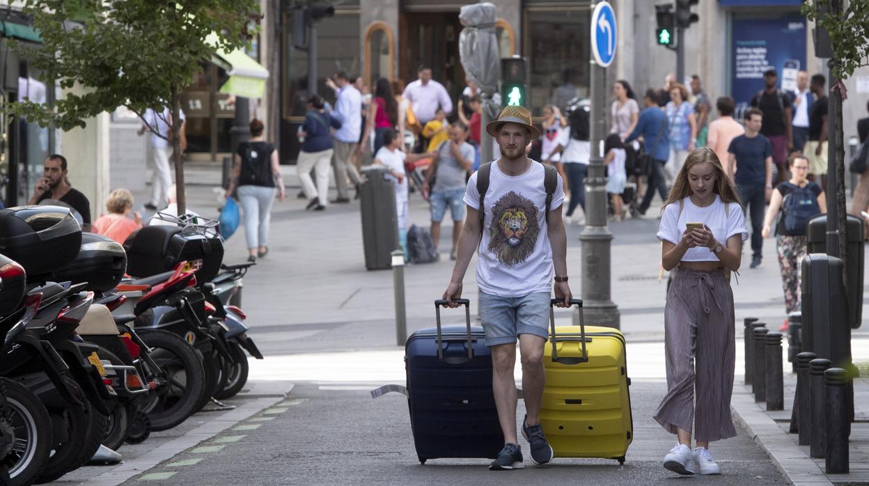 Una pareja de turistas a su llegada a Madrid