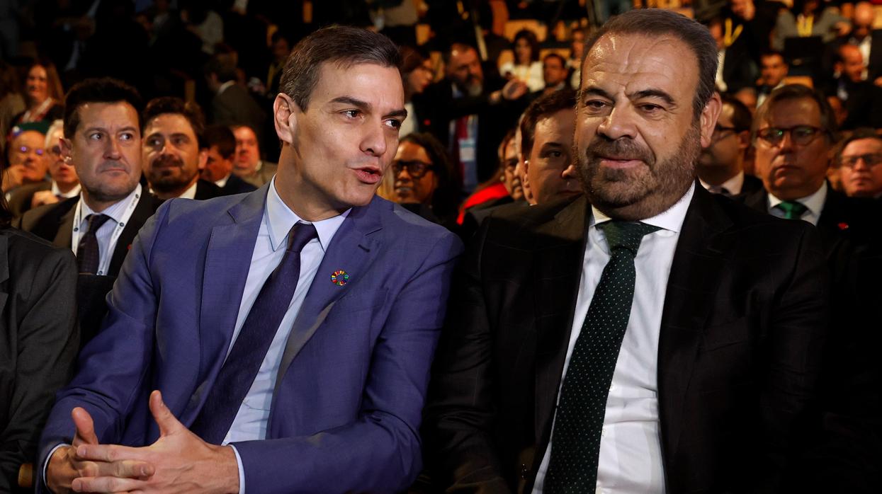 Gabriel Escarrer, consejero delegado de Meliá, junto con el presidente del Gobierno, Pedro Sánchez