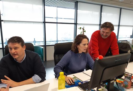 José Reina, CHO de Soltel, junto a empleados de la tecnológica sevillana