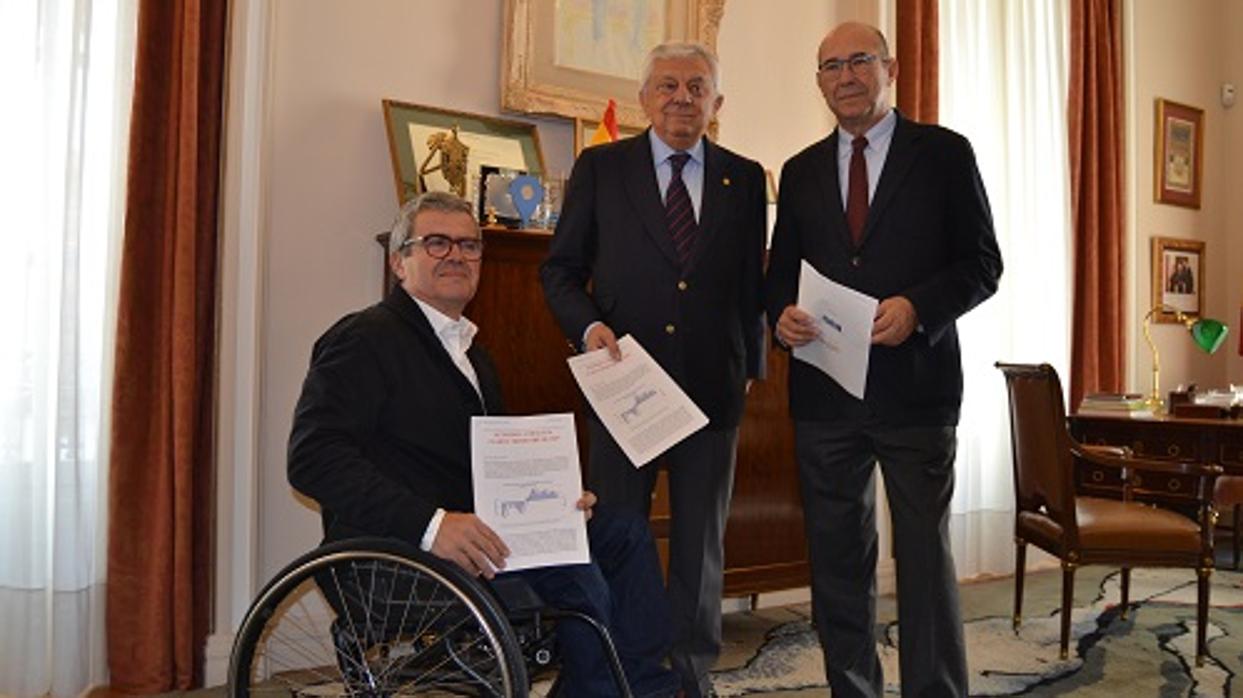 El economista Ernesto Mesa, Francisco Herrero, presidente de la Cámara de Comercio, y Francisco Ferraro, presidente del Observatorio Económico de Andalucía, presentaron el informe