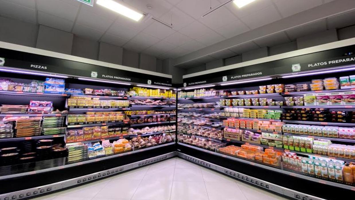 Sección de platos preparados y refrigerados en un supermercado