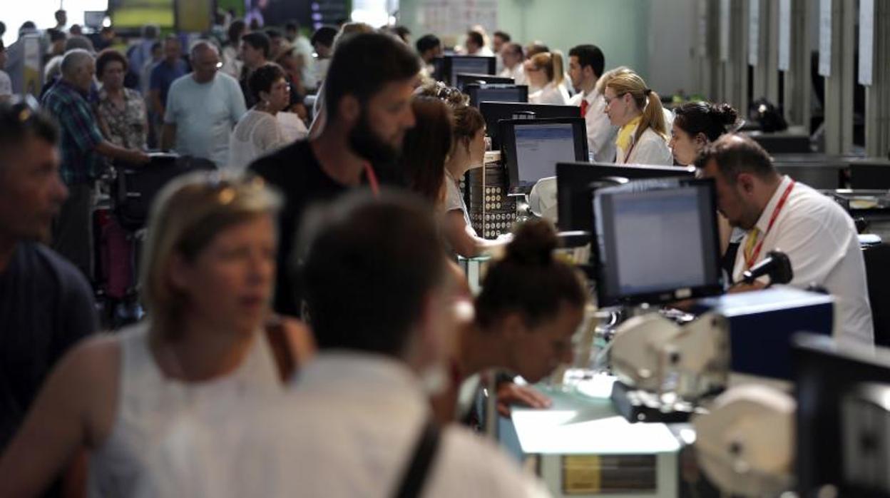 Colas de pasajeros en un aeropuerto