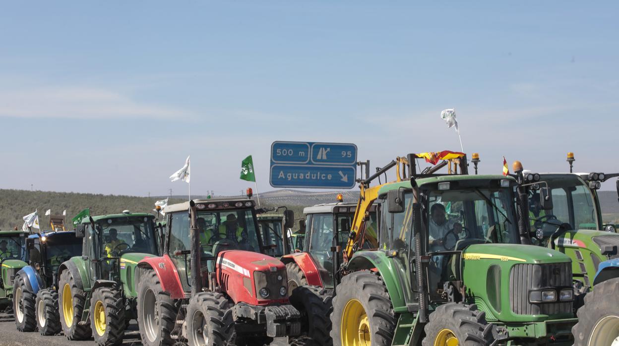 Hasta 16.000 agricultores ha cortado varias carreteras en la provincia de Sevilla este martes