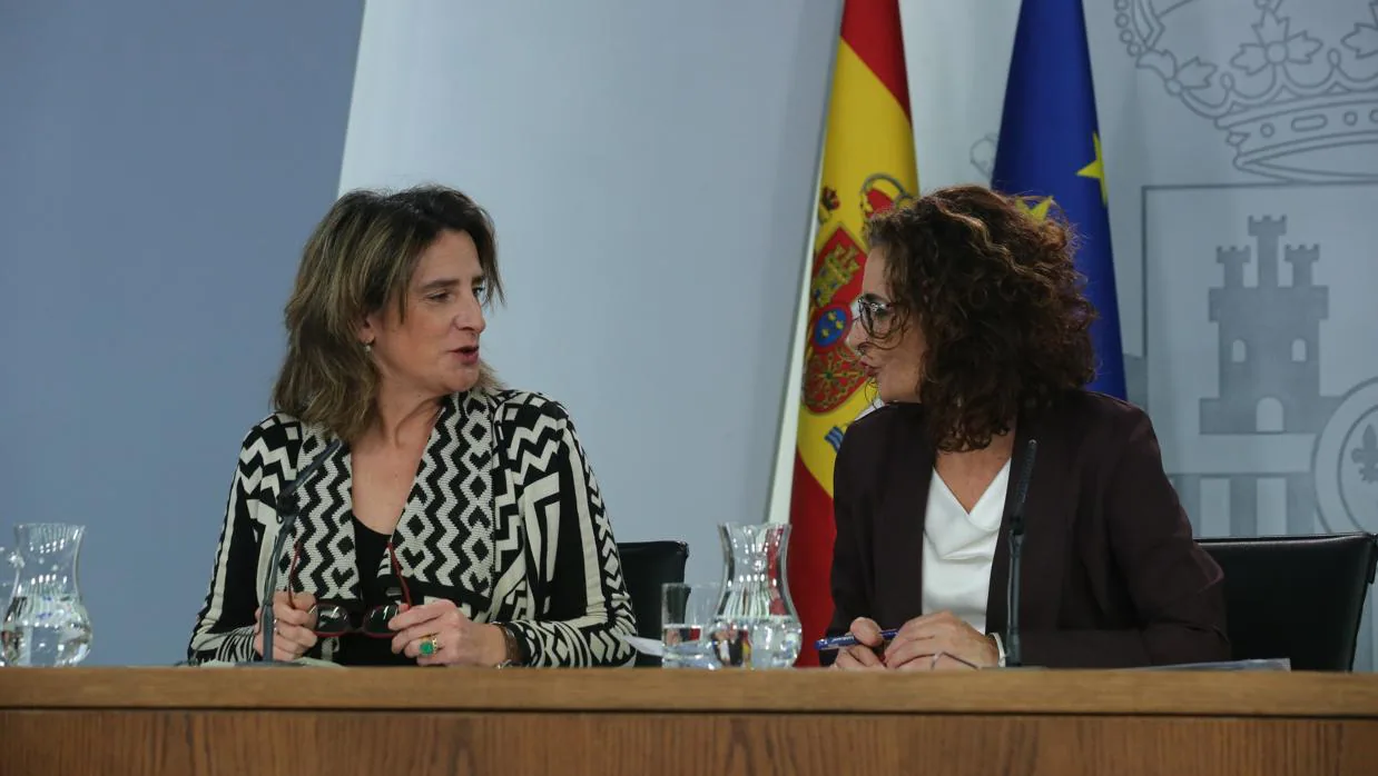 La vicepresidenta ecológica, Teresa Ribera, junto a la ministra de Hacienda y portavoz del Gobierno, María Jesús Montero
