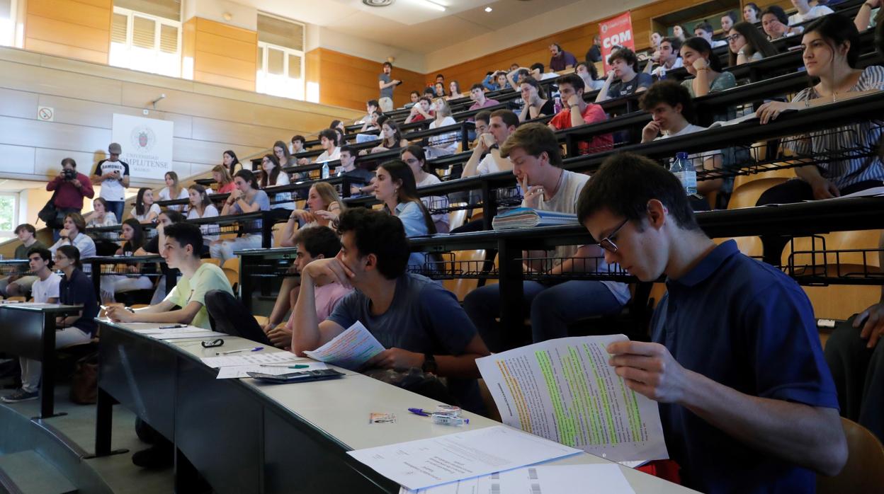 Aula en la facultad de Odontología de la Universidad Complutense de Madrid durante la Evaluación para el Acceso a la Universidad del año 2019