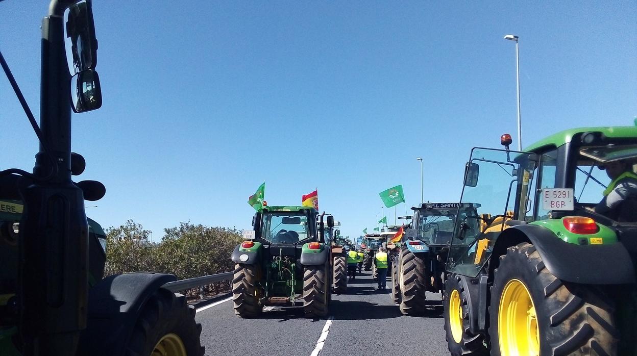 Los tractores cortan la A49 en sentido frente al Puente del Guadiana