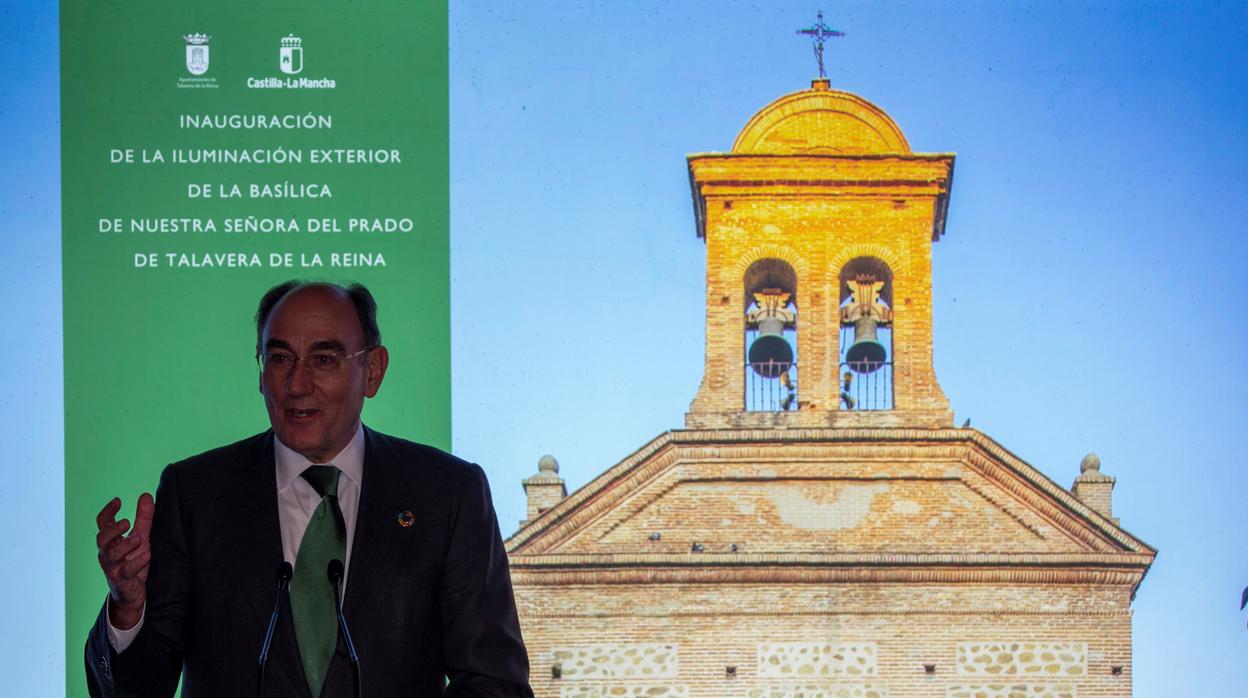 Galán, ayer, en la inauguración de la iluminación de la basílica del Prado, en Talavera de la Reina