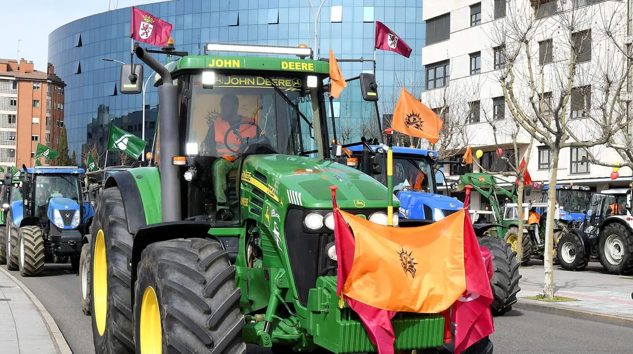 Cientos de agricultores llevaron ayer sus reivindicaciones al centro de la ciudad de León