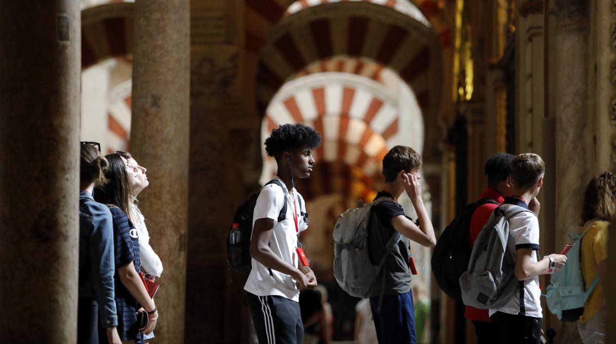 El turismo es uno de los motores económicos de Andalucia. En la imagen, turistas visitan la Mezquita de Córdoba