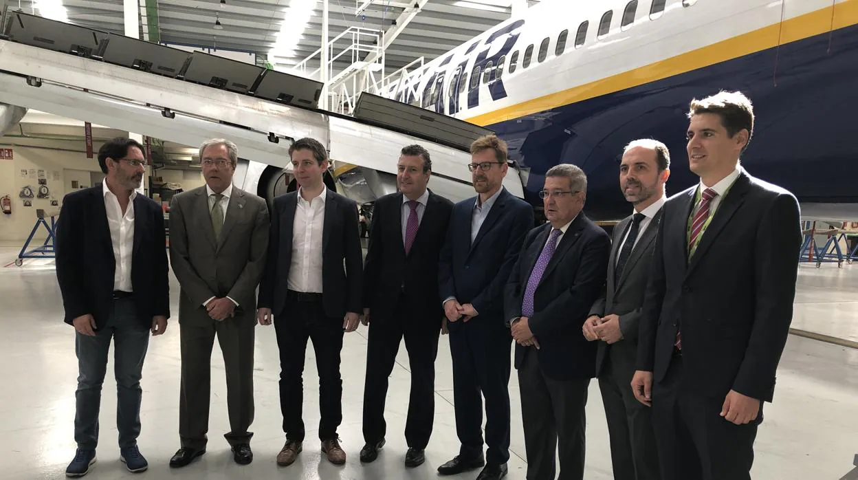El consejero de Economía, RogelioVelasco (segundo por la izquierda), con los respansables de Ryanair, en la inauguración del primer hangar de mantenimiento de la compañía en el aeropuerto de Sevilla