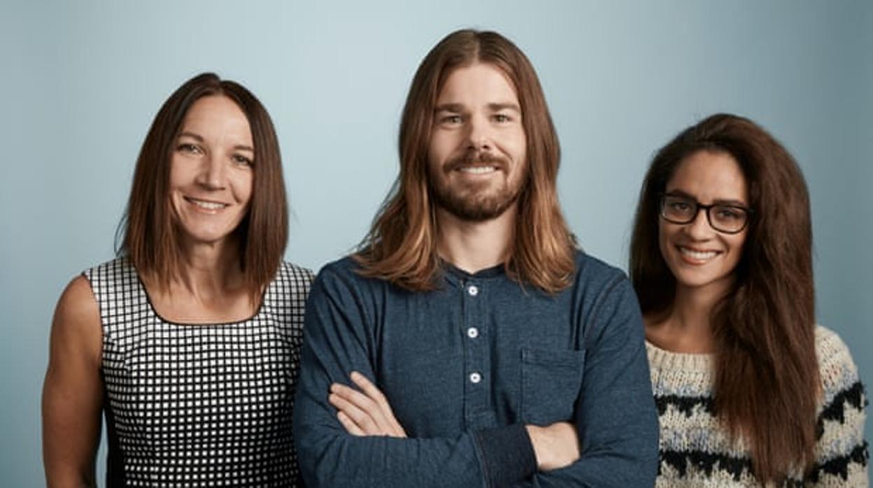 El joven CEO junto a dos de sus trabajadoras