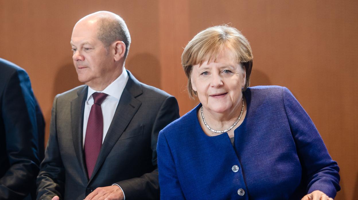 La canciller alemana, Angela Merkel, junto con el ministro de Finanzas. Olaf Scholz