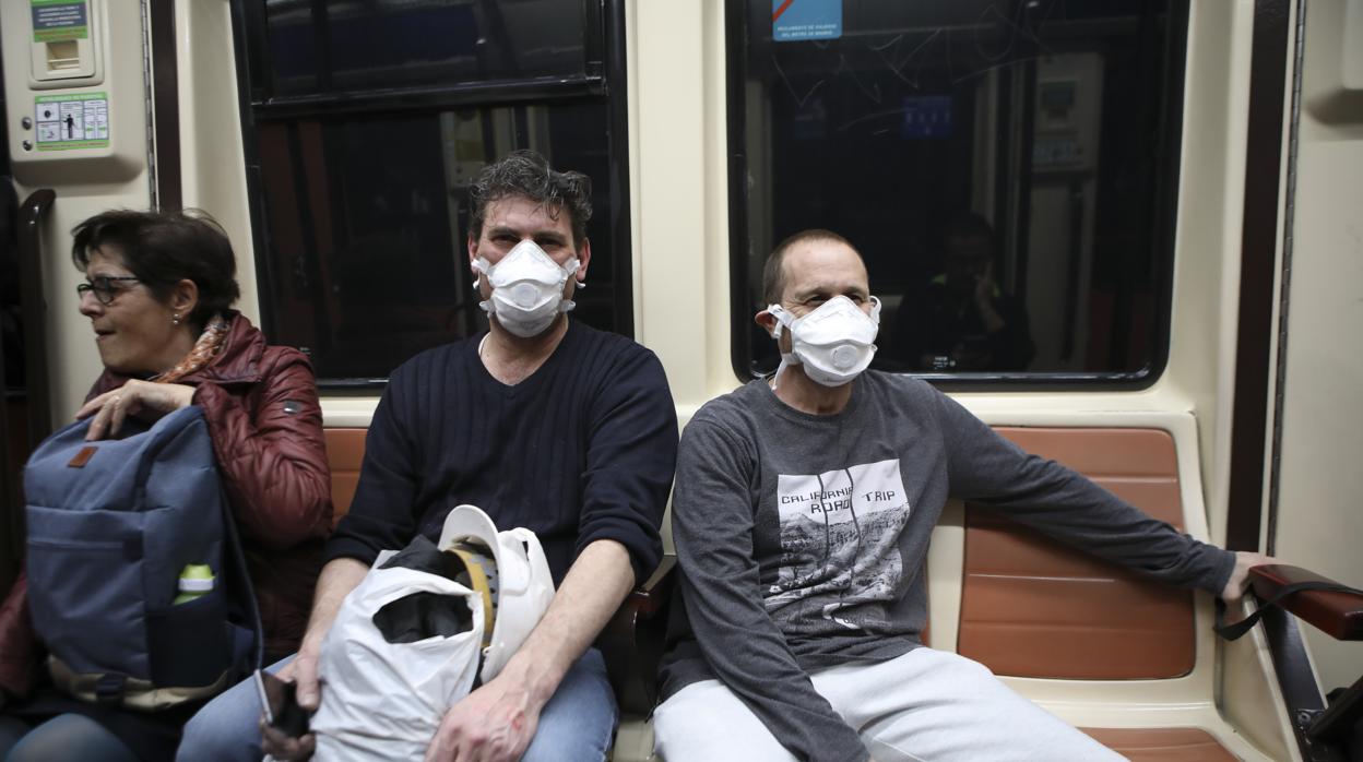 Viajeros en el metro de Madrid