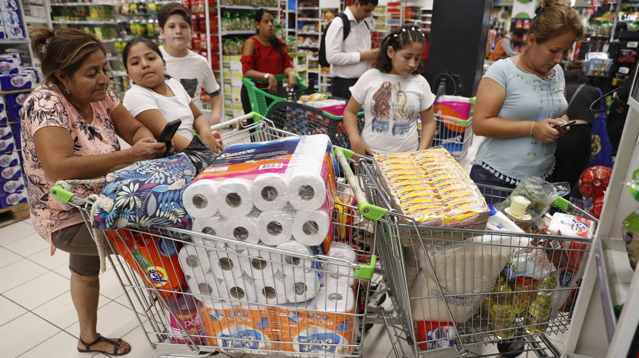 Las autoridades ante las compras masivas: «No tiene sentido acumular, los suministros están garantizados»